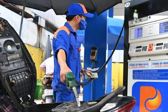 Giá xăng trong nước tiếp tục tăng mạnh