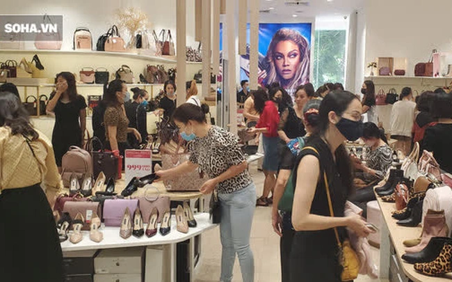 Cảnh trái ngược Black Friday: Hàng hiệu đếm tiền mỏi tay, hàng rẻ tiền 